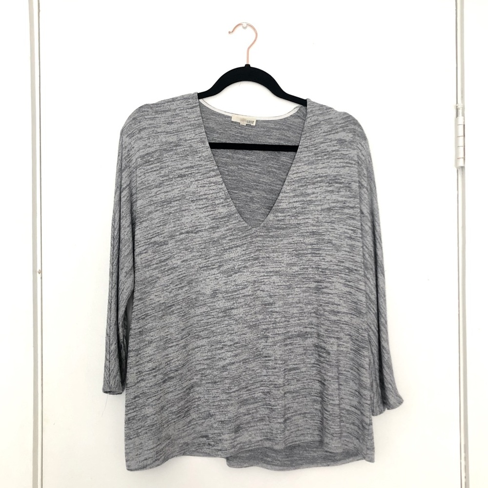 Aritzia Wilfred Free Anita space grey vneck 3/4 sleeve knit tshirt S